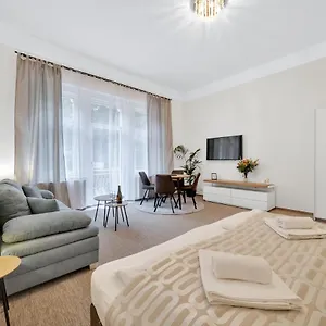 https://villa-gloria.marianskelaznehotels.net
